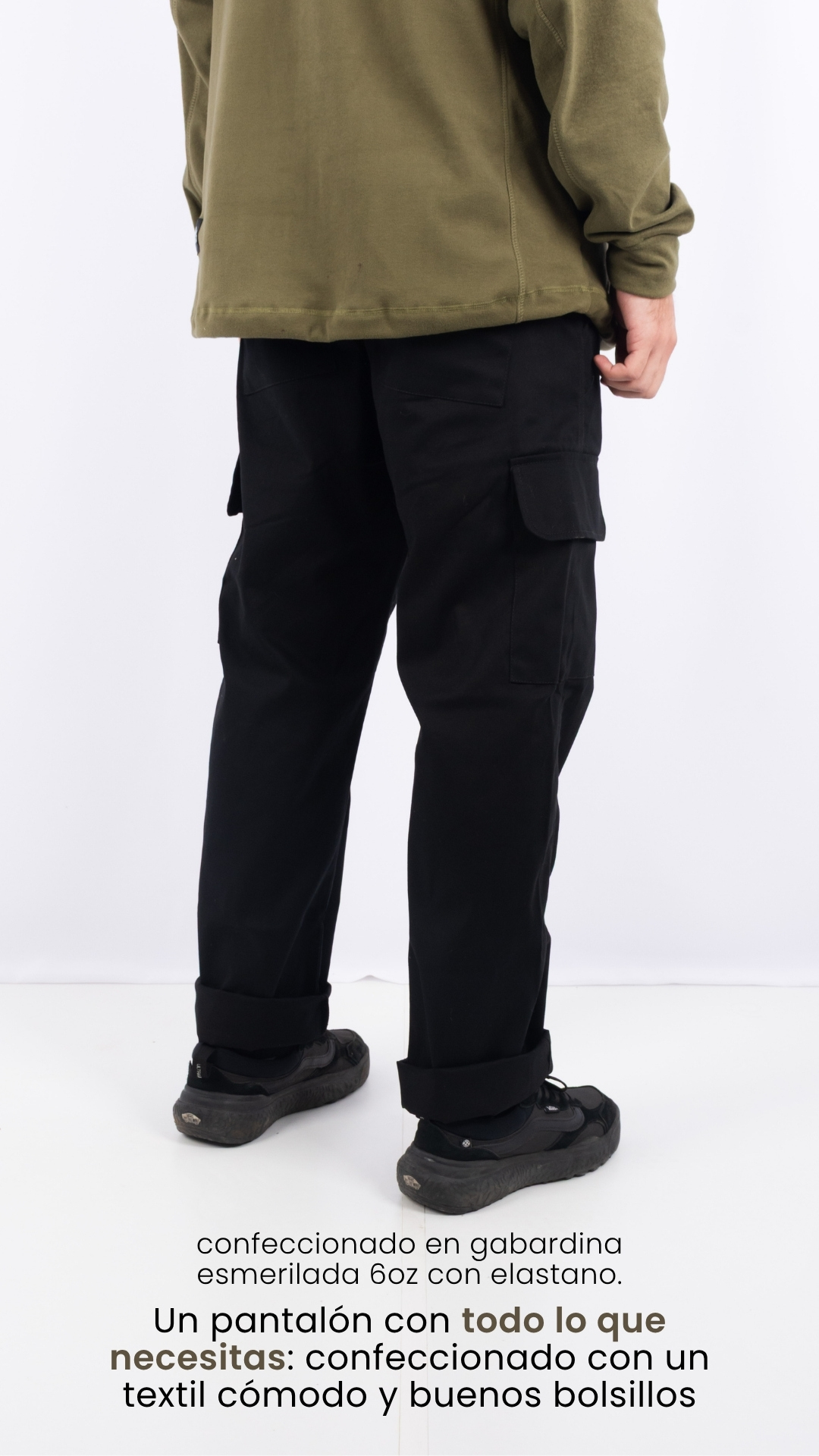 confeccionado en gabardina esmerilada 6oz con elastano. Un pantalón con todo lo que necesitas: confeccionado con un textil cómodo y buenos bolsillos